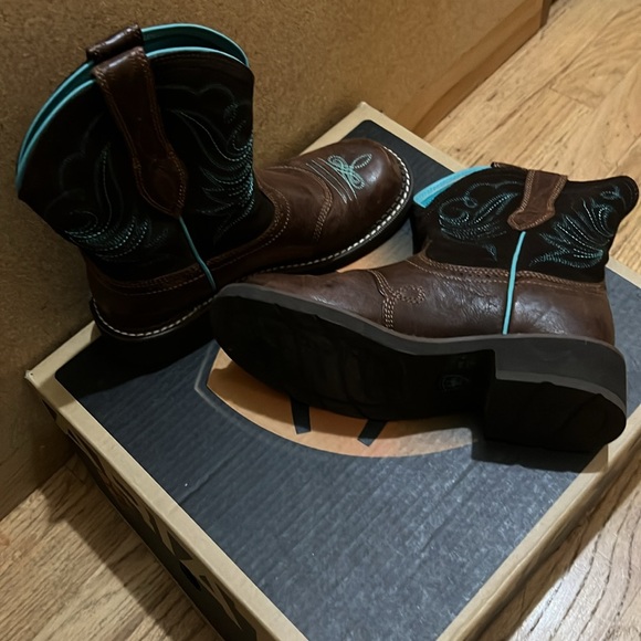 Worn 1 time size 7 1/2 women’s Ariat boots - Picture 2 of 5